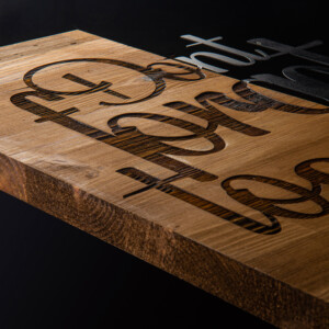 Διακοσμητικό τοίχου Smiley pakoworld ξύλο πεύκου σε φυσική απόχρωση με μαύρο μέταλλο 47x3x58εκ-071-001577