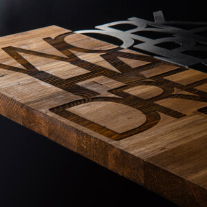 Διακοσμητικό τοίχου Deseze pakoworld ξύλο πεύκου σε φυσική απόχρωση με μαύρο μέταλλο 48x3x58εκ-071-001583