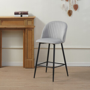 Σκαμπό μπαρ Barow pakoworld βελούδο σε ανοιχτό γκρι απόχρωση με μαύρα μεταλλικά πόδια 53x46.5x96.5-096-000049