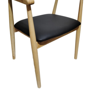 Πολυθρόνα Sandi pakoworld rubberwood σε φυσική απόχρωση με μαύρο pu μαξιλάρι 50x60x80εκ-382-000005