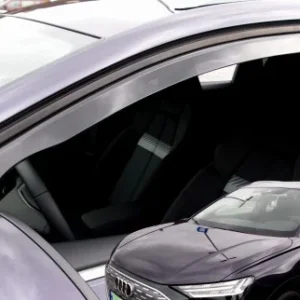 ΑΝΕΜΟΘΡΑΥΣΤΕΣ ΓΙΑ AUDI Q4 E-TRON 5D 2021+  ΑΥΤΟΚΙΝΗΤΟΥ ΑΠΟ ΕΥΚΑΜΠΤΟ ΦΙΜΕ ΠΛΑΣΤΙΚΟ HEKO - 2 ΤΕΜ.