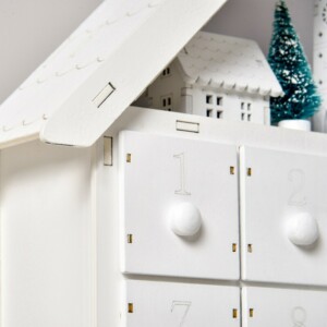 Ξύλινο Χριστουγεννιάτικο Χωριό Ημερολόγιο με 24 Συρτάρια και Φωτάκια HOMCOM 830-416 - Image 6