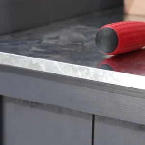 Outsunny Ξύλινο ντουλάπι εξωτερικού χώρου με μεταλλικό επάνω μέρος και 2 ράφια εργαλείων, 98x48x95,5 cm, γκρι 84B-636GY - Image 7