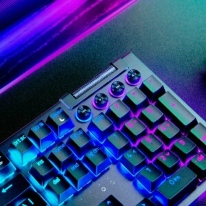 Razer BLACKWIDOW V4 PRO - Gaming Mechanical RGB Keyboard -  Yellow Silent Switches - Macros - Image 6
