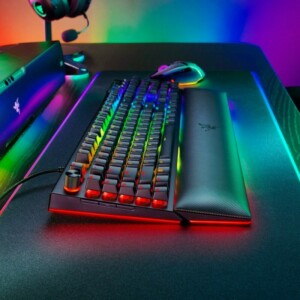 Razer BLACKWIDOW V4 PRO - Gaming Mechanical RGB Keyboard -  Yellow Silent Switches - Macros - Image 8