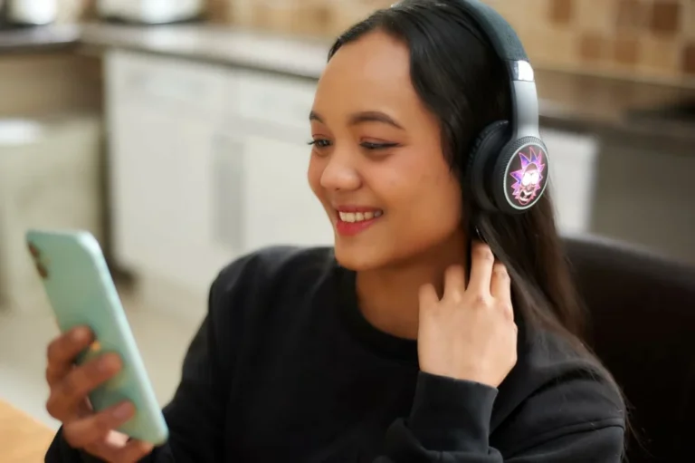 Lazerbuilt Rick & Morty Light-Up Bluetooth Headphones – Ασύρματα Παιδικά Ακουστικά με Μικρόφωνο - Image 4