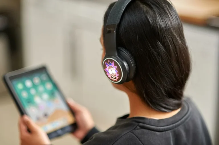 Lazerbuilt Rick & Morty Light-Up Bluetooth Headphones – Ασύρματα Παιδικά Ακουστικά με Μικρόφωνο - Image 5