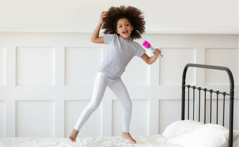 eKids LOL! Surprise Remix Ασύρματο Μικρόφωνο Karaoke για παιδιά με ενσωματωμένη μουσική, φωτισμό, Sound Effects (LL-070) (Μωβ/Ασημί) - Image 5